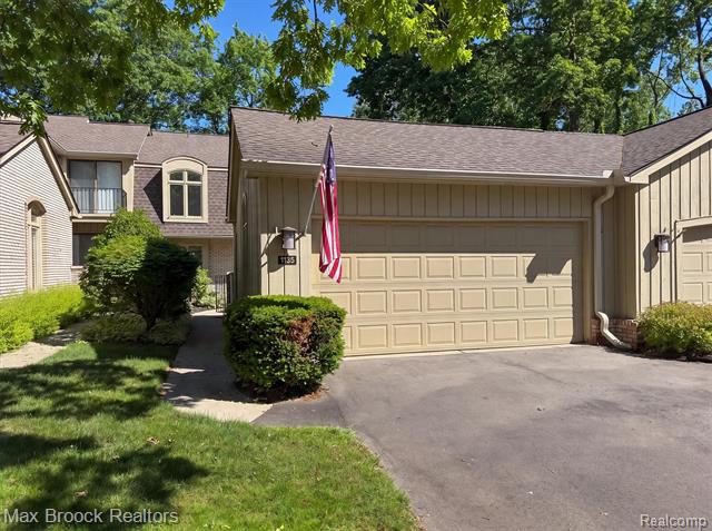 front view for 1135 Ivyglen Cir, Bloomfield Hills, Mi. 48304