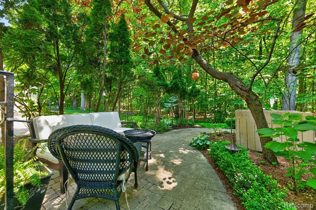 Builiding view fifty for 1262 Woodcrest, Bloomfield Hills, MI. 48304