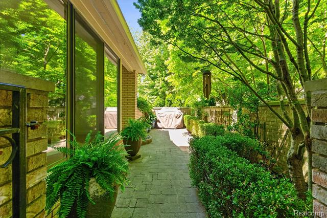 Builiding view forty seven for 1262 Woodcrest, Bloomfield Hills, MI. 48304