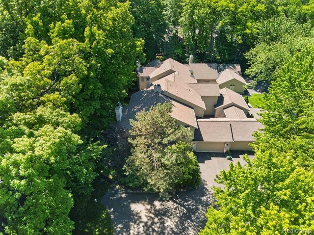 Builiding view sixty one for 1262 Woodcrest, Bloomfield Hills, MI. 48304