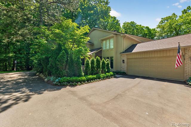 front view for 1262 Woodcrest Cir, Bloomfield Hills, Mi. 48304