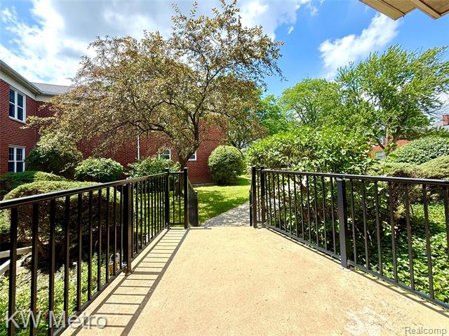 Builiding view forty one for 27654 E Echo Vly # 135, Farmington, MI. 48334