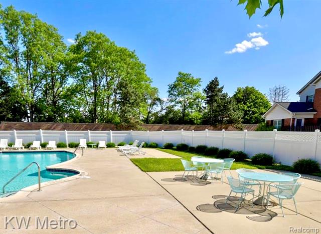 Builiding view thirty nine for 27654 E Echo Vly # 135, Farmington, MI. 48334