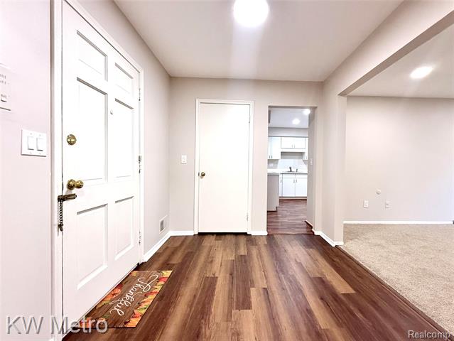 Builiding view twenty eight for 27654 E Echo Vly # 135, Farmington, MI. 48334