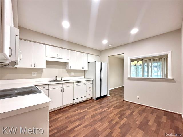 Builiding view twenty five for 27654 E Echo Vly # 135, Farmington, MI. 48334