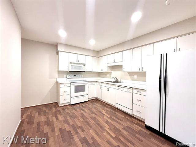 Builiding view twenty four for 27654 E Echo Vly # 135, Farmington, MI. 48334