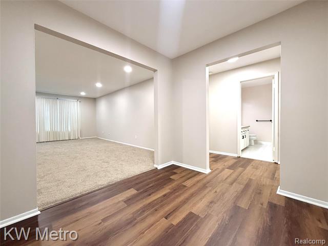 Builiding view twenty one for 27654 E Echo Vly # 135, Farmington, MI. 48334