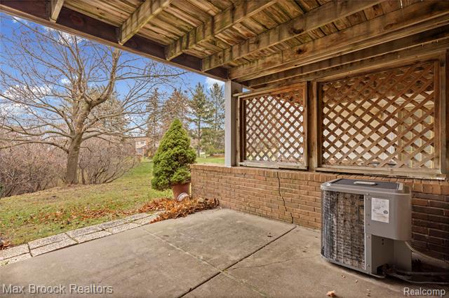 Builiding view forty two for 35282 Meadow, Farmington, MI. 48335