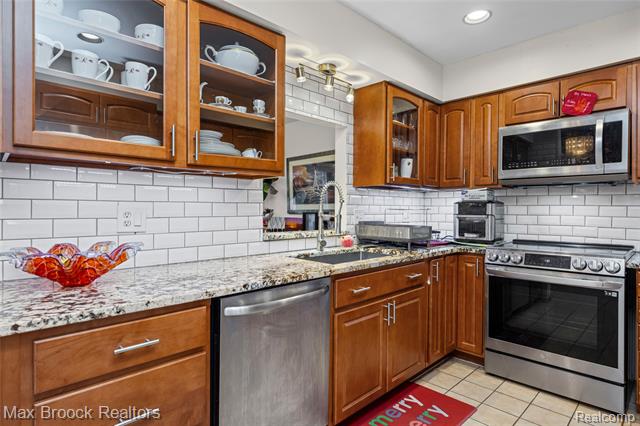 Builiding view ten for 35282 Meadow, Farmington, MI. 48335