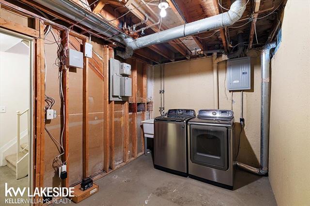 Builiding view forty four for 25033 Woodvale N, Southfield, MI. 48034