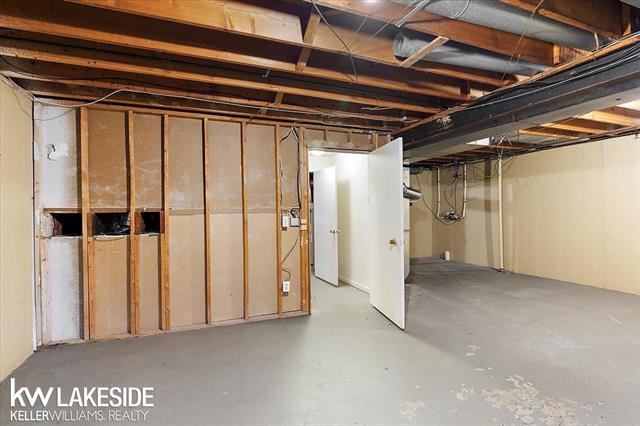 Builiding view forty one for 25033 Woodvale N, Southfield, MI. 48034