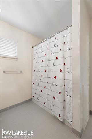 Builiding view forty for 25033 Woodvale N, Southfield, MI. 48034