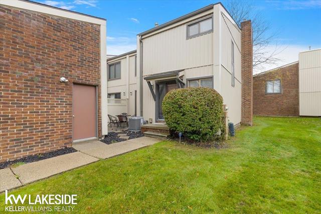 Builiding view six for 25033 Woodvale N, Southfield, MI. 48034