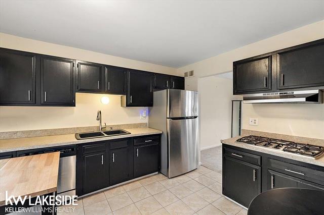 Builiding view twenty five for 25033 Woodvale N, Southfield, MI. 48034