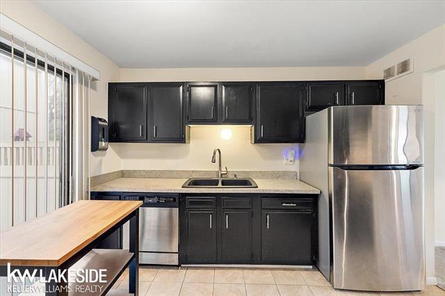 Builiding view twenty four for 25033 Woodvale N, Southfield, MI. 48034