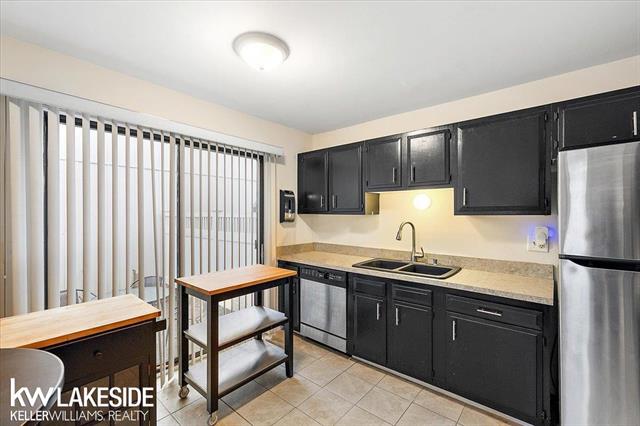 Builiding view twenty three for 25033 Woodvale N, Southfield, MI. 48034