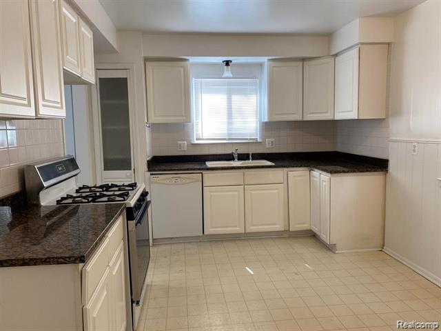 Builiding view three for 20609 Westhampton, Southfield, MI. 48075