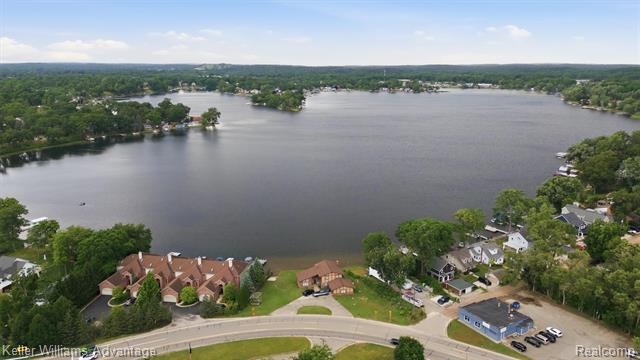 Builiding view sixty five for 9548 Elizabeth Lake, White Lake, MI. 48386