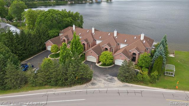 Builiding view sixty six for 9548 Elizabeth Lake, White Lake, MI. 48386