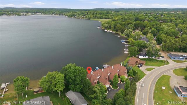 Builiding view sixty three for 9548 Elizabeth Lake, White Lake, MI. 48386