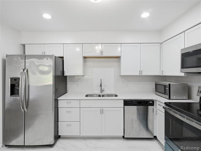 Builiding view five for 7058 Elmhurst, West Bloomfield, MI. 48322