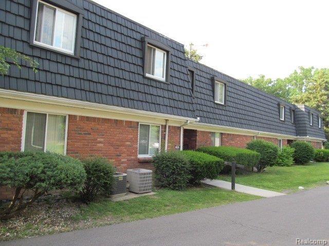 front view for 1852 Colonial Village Way Apt 1, Waterford, Mi. 48328