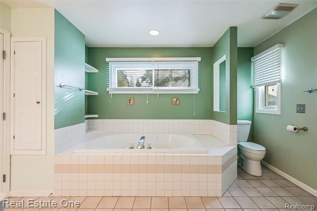 Builiding view eleven for 61019 Evergreen, South Lyon, MI. 48178