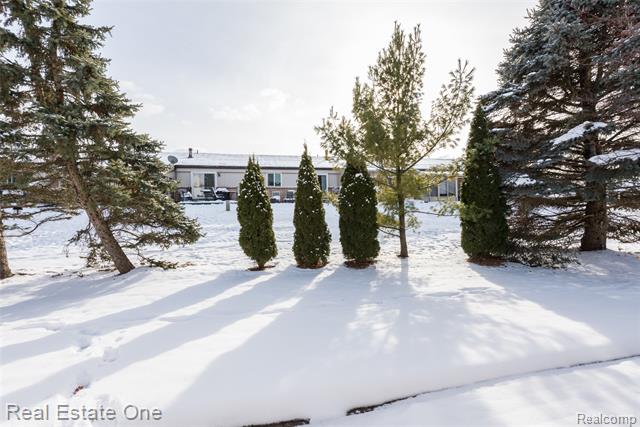 Builiding view fifteen for 61019 Evergreen, South Lyon, MI. 48178