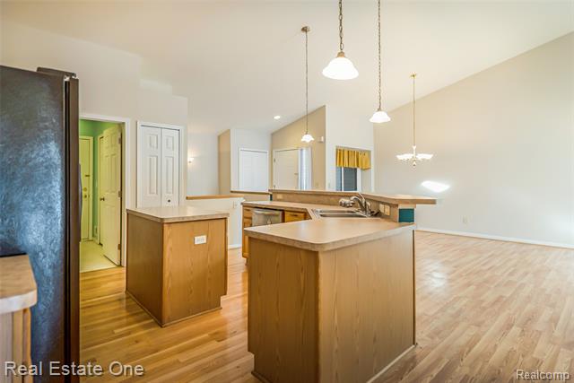 Builiding view six for 61019 Evergreen, South Lyon, MI. 48178