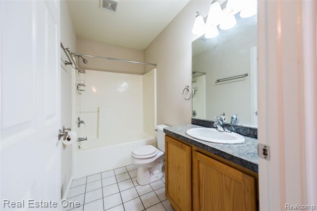 Builiding view sixteen for 61019 Evergreen, South Lyon, MI. 48178