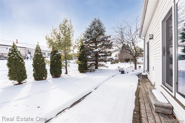 Builiding view thirteen for 61019 Evergreen, South Lyon, MI. 48178