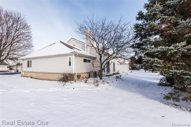 Builiding view twenty three for 61019 Evergreen, South Lyon, MI. 48178