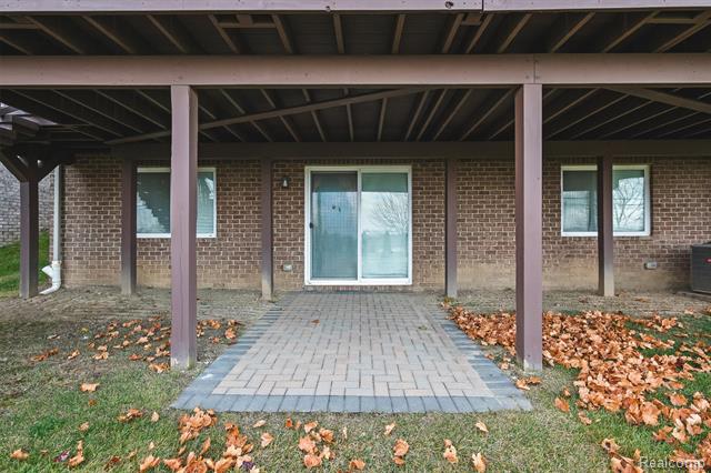 Builiding view thirty nine for 4882 E Stonegate, Lake Orion, MI. 48359