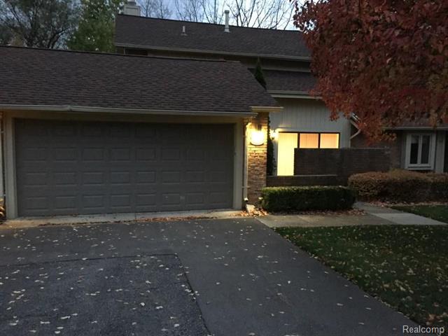 front view for 5505 Walnut Cir W, West Bloomfield, Mi. 48322