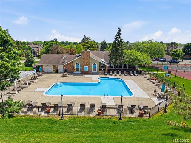 Builiding view thirty three for 6605 Firestone, West Bloomfield, MI. 48322