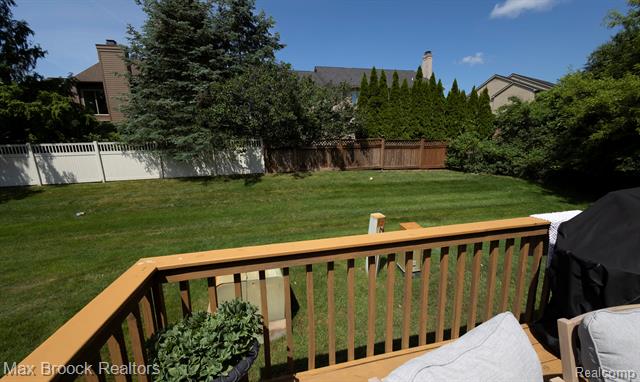 Builiding view thirty one for 6606 Westbrooke, West Bloomfield, MI. 48322