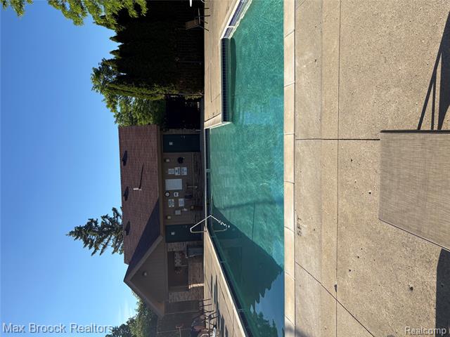 Builiding view thirty three for 6606 Westbrooke, West Bloomfield, MI. 48322