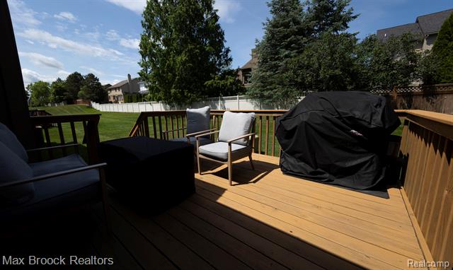 Builiding view thirty two for 6606 Westbrooke, West Bloomfield, MI. 48322