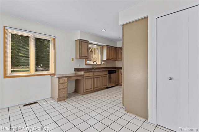 Builiding view fifteen for 6153 Westbrooke, West Bloomfield, MI. 48322