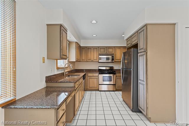 Builiding view fourteen for 6153 Westbrooke, West Bloomfield, MI. 48322