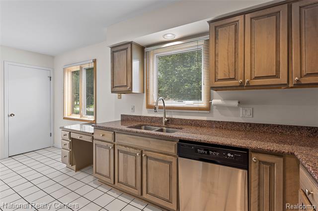 Builiding view thirteen for 6153 Westbrooke, West Bloomfield, MI. 48322