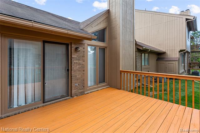 Builiding view thirty four for 6153 Westbrooke, West Bloomfield, MI. 48322