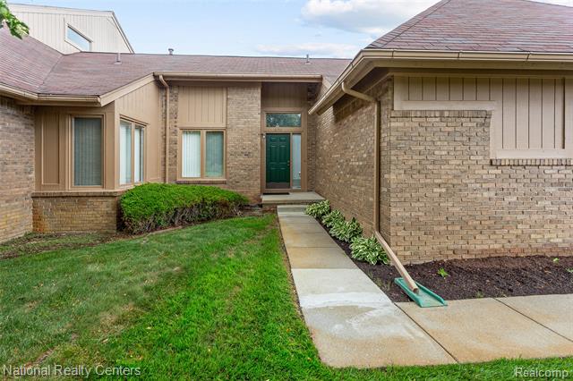 Builiding view thirty seven for 6153 Westbrooke, West Bloomfield, MI. 48322