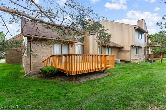 Builiding view thirty for 6153 Westbrooke, West Bloomfield, MI. 48322