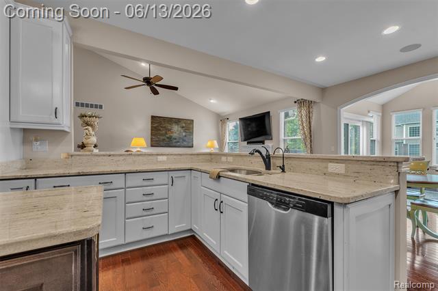 Builiding view eight for 23719 Stoneleigh, South Lyon, MI. 48178