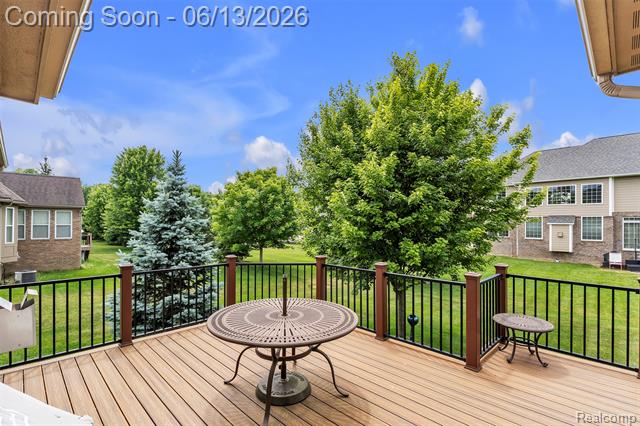 Builiding view fifty eight for 23719 Stoneleigh, South Lyon, MI. 48178