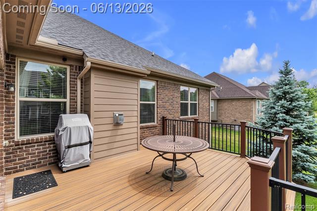 Builiding view fifty seven for 23719 Stoneleigh, South Lyon, MI. 48178