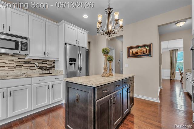 Builiding view seven for 23719 Stoneleigh, South Lyon, MI. 48178