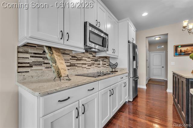 Builiding view six for 23719 Stoneleigh, South Lyon, MI. 48178