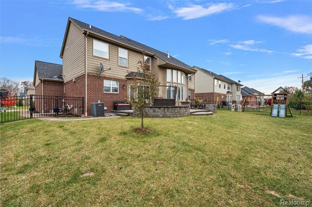 Builiding view eighty for 4095 Rockingham, Troy, MI. 48085